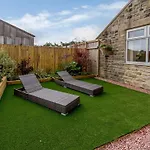 Bee's Cottage- Uk30527