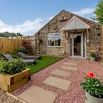 Semesterbostad Bee's Cottage- Uk30527 *