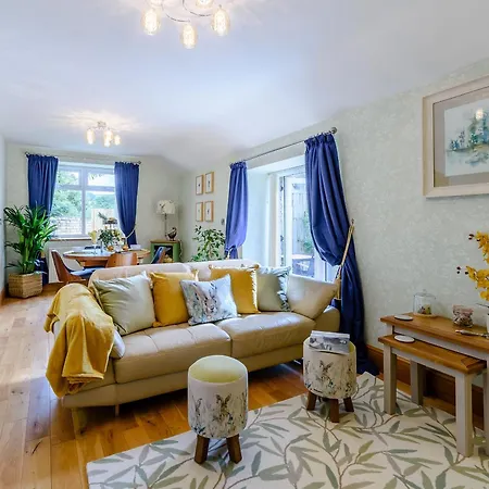 Bee's Cottage- Uk30527