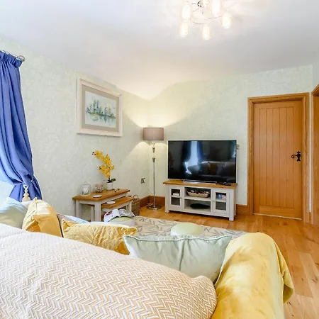 Holiday home Bee's Cottage- Uk30527 *