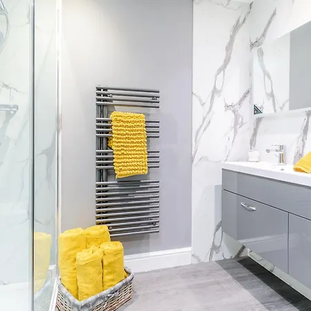 Bee's Cottage- Uk30527 *